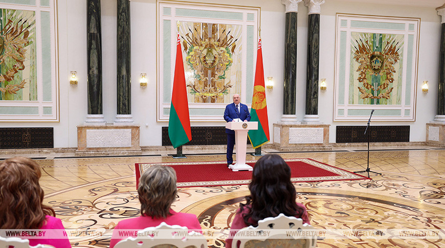 Lukashenko presents state awards to Belarusian women