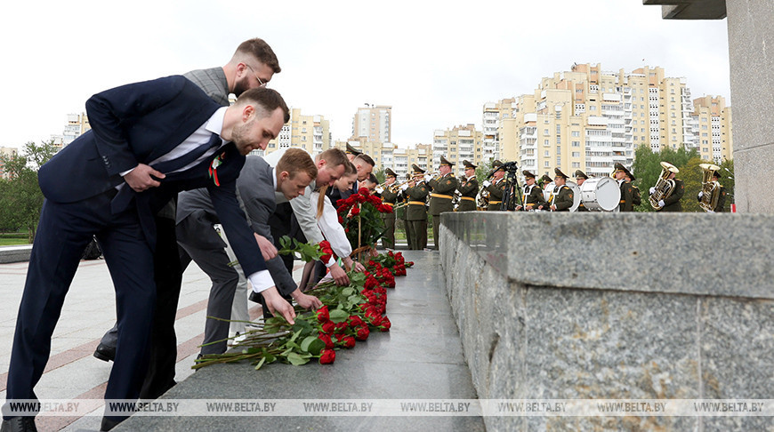MPs lay flowers at Minsk Hero City monument MPs lay flowers at Minsk Hero City monument