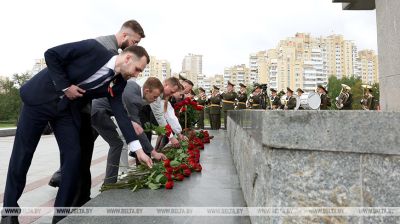 MPs lay flowers at Minsk Hero City monument