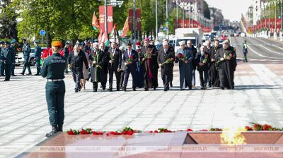 Flower ceremony at Victory Monument in Minsk 