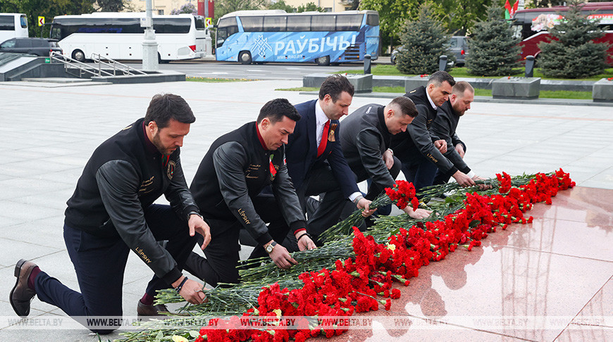 Hockey players of Belarus, Russia lay flowers at Victory Monument Hockey players of Belarus, Russia lay flowers at Victory Monument