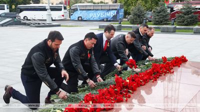Hockey players of Belarus, Russia lay flowers at Victory Monument