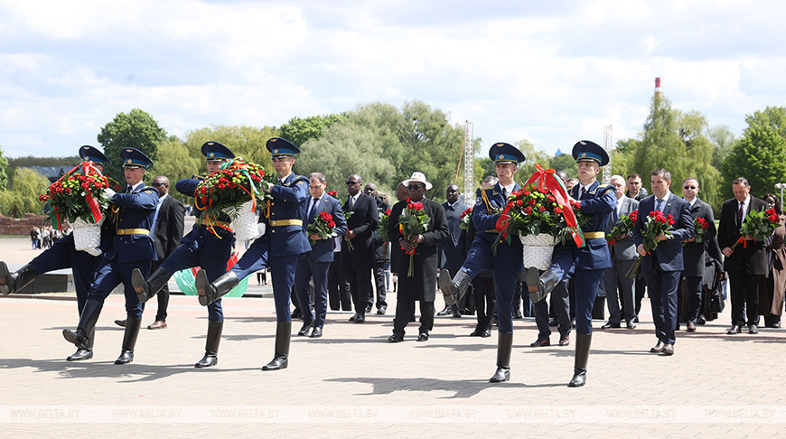Zimbabwean president lays flowers at Eternal Flame in Brest Fortress Zimbabwean president lays flowers at Eternal Flame in Brest Fortress