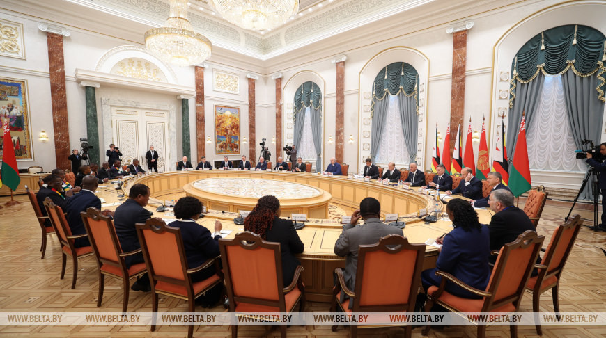 Lukashenko meets with Zimbabwean president 