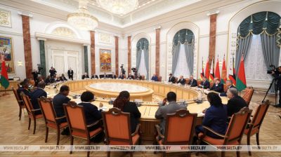 Lukashenko meets with Zimbabwean president 