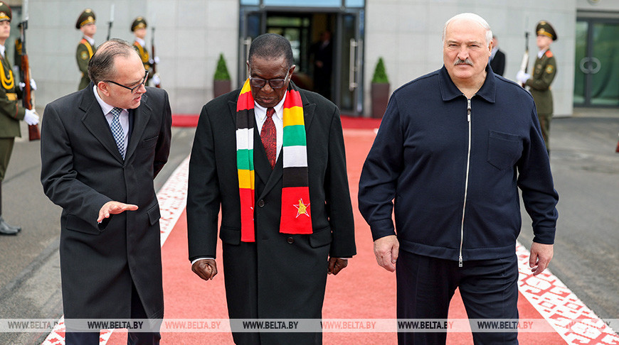 Lukashenko sees off Zimbabwean president at airport Lukashenko sees off Zimbabwean president at airport