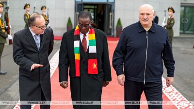 Lukashenko sees off Zimbabwean president at airport