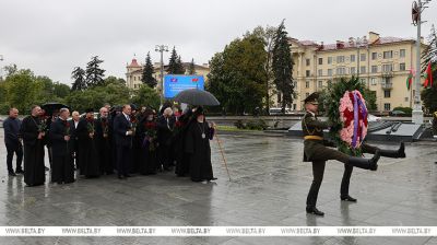 Catholicos Karekin II lays wreath at Victory Monument in Minsk