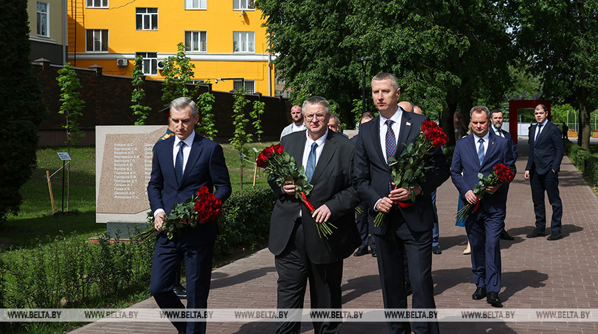 Krutoi lays flowers at Eternal Flame in Smolensk Krutoi lays flowers at Eternal Flame in Smolensk