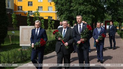 Krutoi lays flowers at Eternal Flame in Smolensk