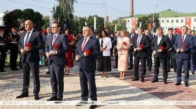 Media forum participants lay flowers at war memorial in Gomel