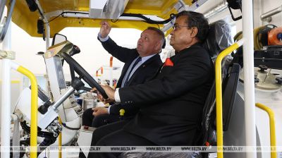 Indian ambassador explores road marking machines production in Brest