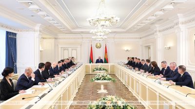 Lukashenko convenes Belarus President Administration meeting