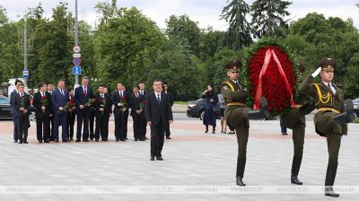 China’s parliamentary delegation lays flowers at Victory Monument