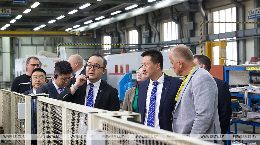 Chinese delegation tours Brest machine-building enterprise