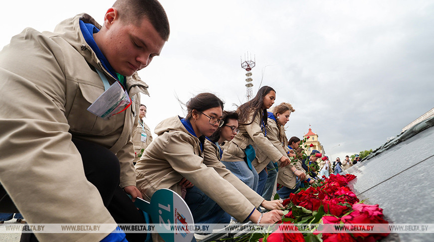 Train of Memory participants lay flowers at Victory Monument in Minsk Train of Memory participants lay flowers at Victory Monument in Minsk