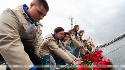 Train of Memory participants lay flowers at Victory Monument in Minsk 