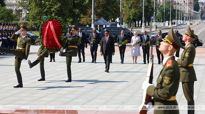 Tanzanian PM lays wreath at Victory Monument in Minsk