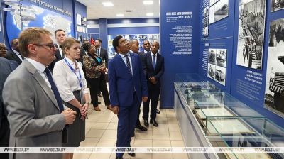 Tanzanian delegation tours Belarusian BelAZ