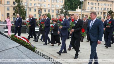Belarusian diplomats lay flowers at Victory Monument in Minsk