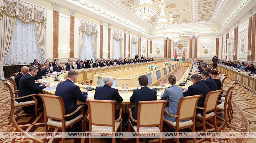 Lukashenko meets with Belarus’ ambassadors