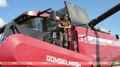 Belarusian military help farmers with harvesting 