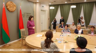 Parliament speaker meets with members of Belarusian Association of Large Families