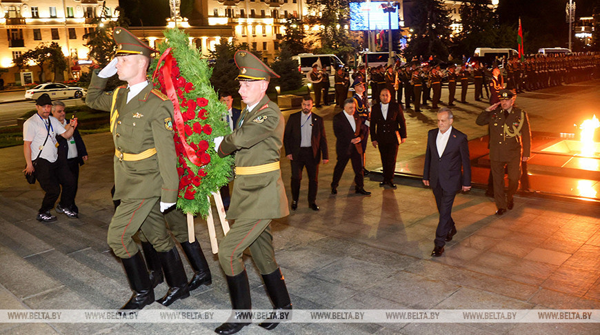 Iranian president lays wreath at Victory Monument in Minsk