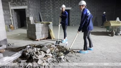 Miss Belarus contestants help build National History Museum 
    