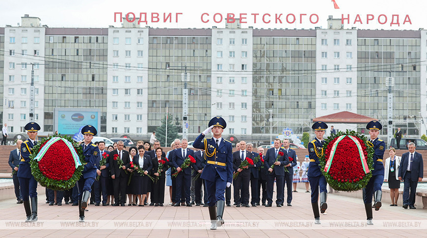 MPs of Belarus, Uzbekistan lay flowers at Victory Square in Vitebsk