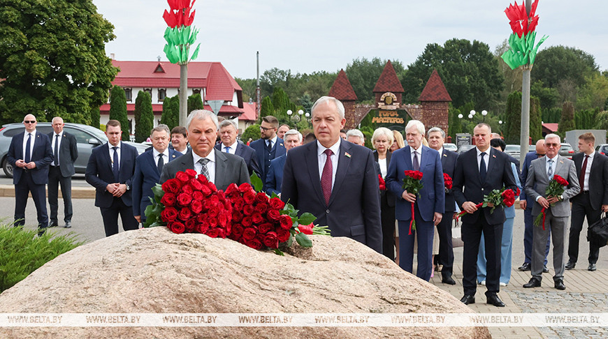 Parliament speakers of Belarus, Russia visit war memorial in Mogilev Parliament speakers of Belarus, Russia visit war memorial in Mogilev