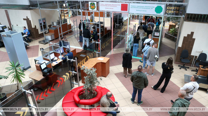  Citizens from various countries queue to enter Poland at Brest checkpoint
 