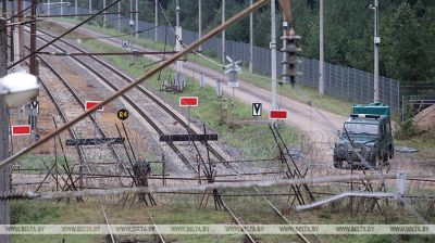 Poland installs barbed wire at border with Belarus