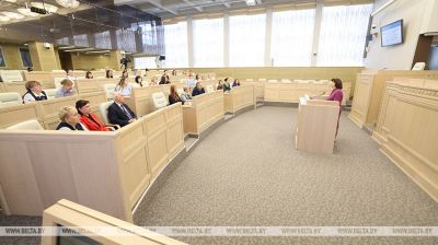 Parliament speaker meets with staff of Belarusian Presidential Library