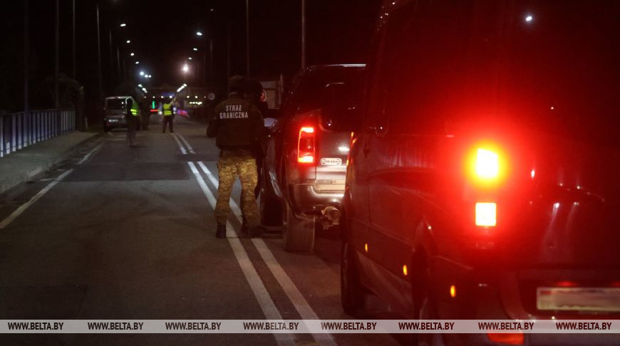 Poland reopens border with Belarus