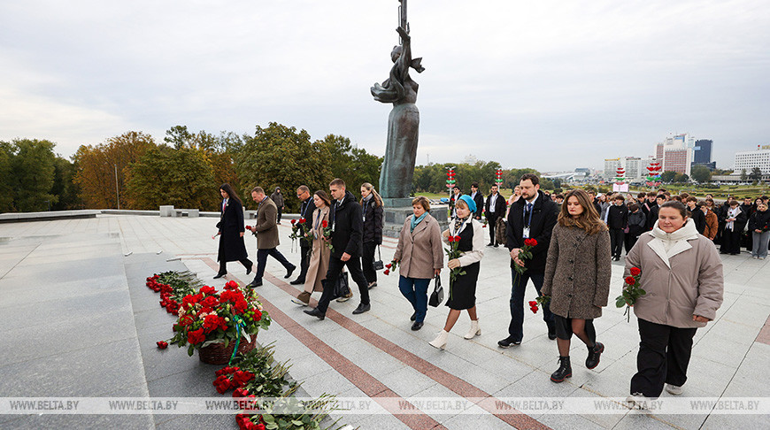 Young people lay flowers at Minsk Hero City obelisk   