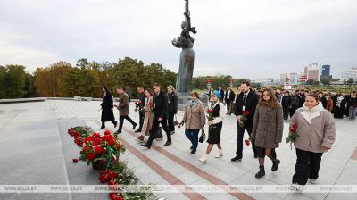 Young people lay flowers at Minsk Hero City obelisk   