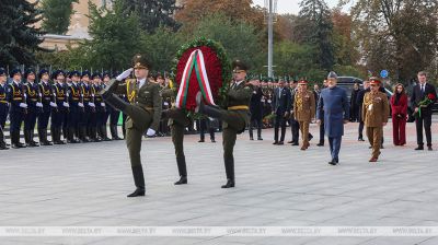 Sultan of Oman lays wreath at Victory Monument in Minsk