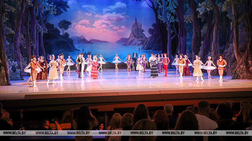 Swan Lake at Bolshoi Theater of Belarus 