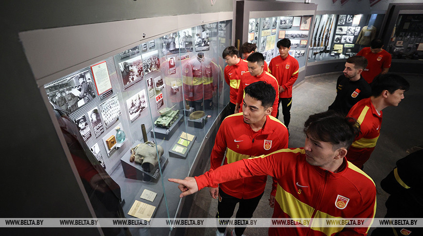 Chinese futsal team tour Great Patriotic War Museum in Minsk