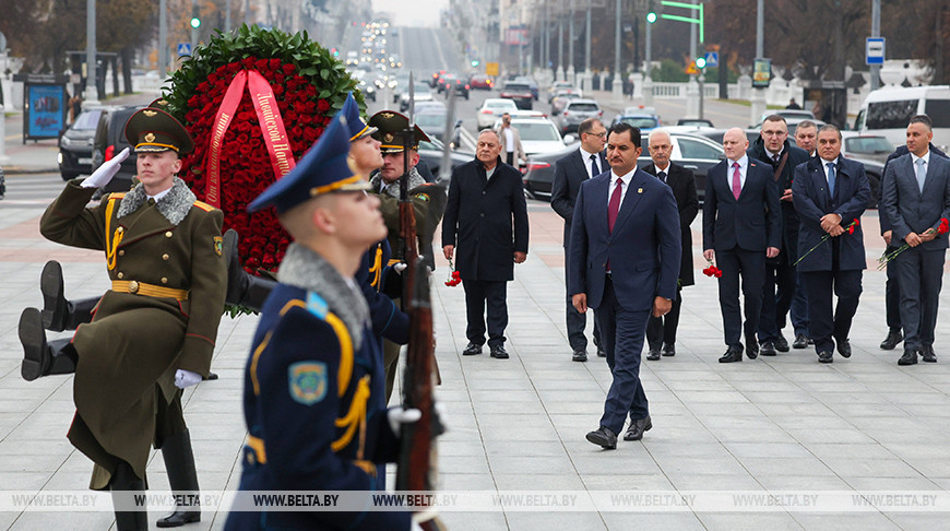 Libyan army deputy commander lays wreath at Victory Monument in Minsk