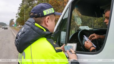  Traffic police conduct intercity transport safety raid
  