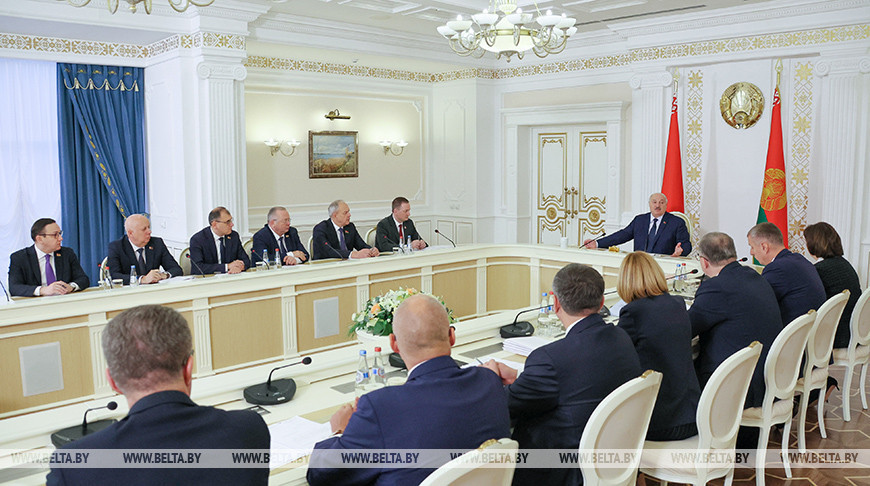 Lukashenko holds meeting to address key social, economic issues