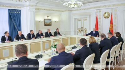 Lukashenko holds meeting to address key social, economic issues