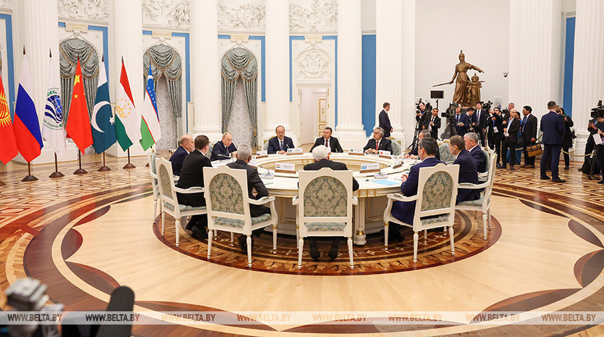  Putin meets with SCO heads of government
 