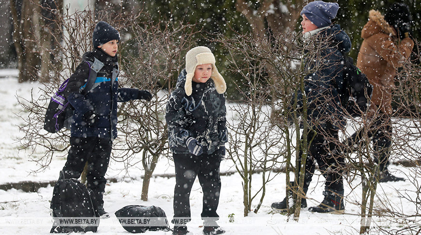 Kids enjoy first snowfall of the season in Minsk