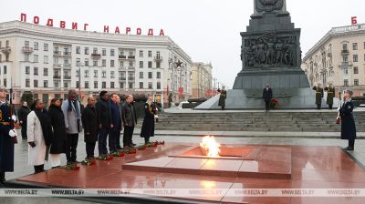 Kenyan MPs lay flowers at war monument in Minsk