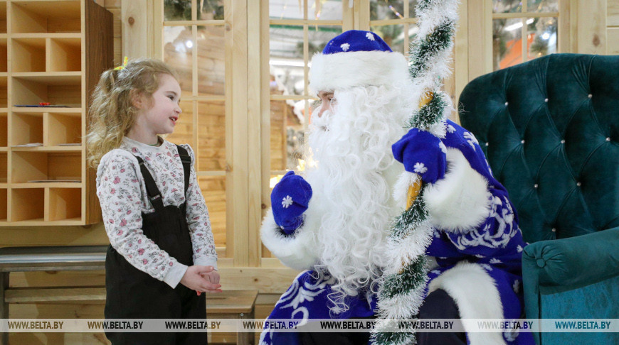 Grandfather Frost greets children in shopping mall in Minsk