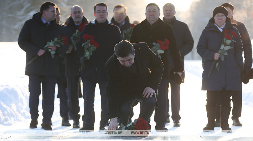 Kazakhstan Mazhilis chairman lays flowers at Khatyn memorial