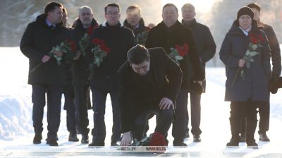 Kazakhstan Mazhilis chairman lays flowers at Khatyn memorial